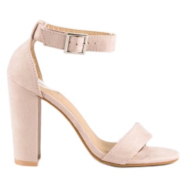 Sandales classiques sur un bar beige 7