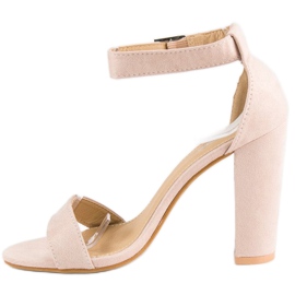 Sandales classiques sur un bar beige 2