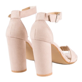Sandales classiques sur un bar beige 3