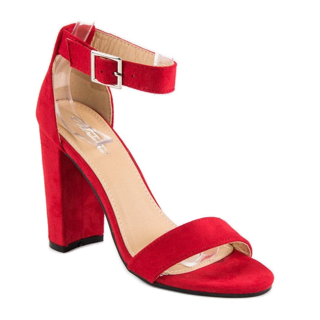 Sandales classiques sur un bar rouge 2