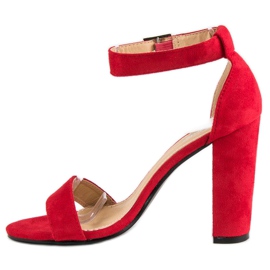 Sandales classiques sur un bar rouge 3