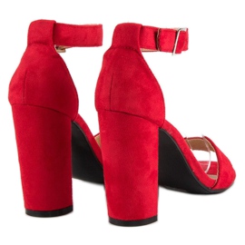 Sandales classiques sur un bar rouge 4