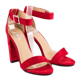 Sandales classiques sur un bar rouge 5