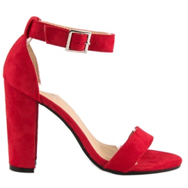 Sandales classiques sur un bar rouge 7
