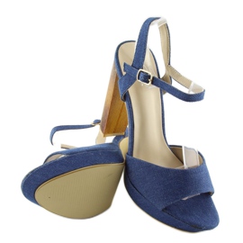 Sandales en jean sur un poteau bleu 9833 2
