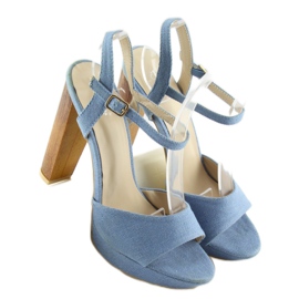 Sandales en jean sur un poteau bleu 9833 3