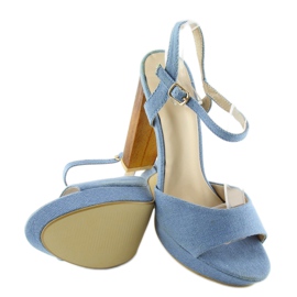 Sandales en jean sur un poteau bleu 9833 2