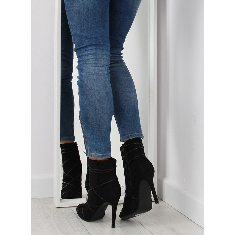 Daim noir sur un talon haut le noir 1