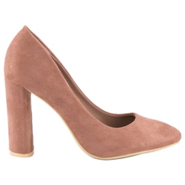 Escarpins en daim sur le pilier rose 7