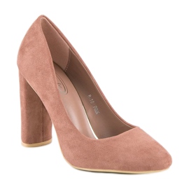Escarpins en daim sur le pilier rose 1