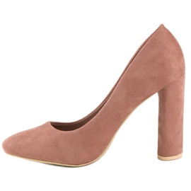 Escarpins en daim sur le pilier rose 2