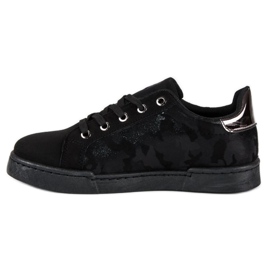 Baskets noires avec un liseré le noir 1