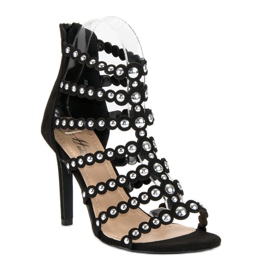 Sandales noires sur un talon haut 1