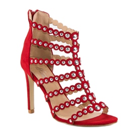 Sandales rouges sur un talon haut 1