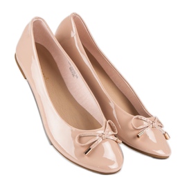 Ideal Shoes Ballerines beiges laquées 1