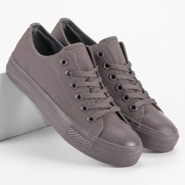 Baskets Gris Foncé Sur Une Fixation 1