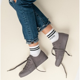 Baskets Gris Foncé Sur Une Fixation 6
