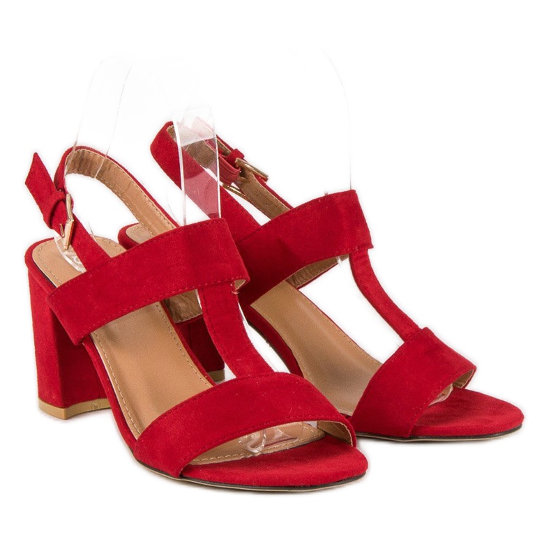 SDS Sandales rouges sur un poteau 1