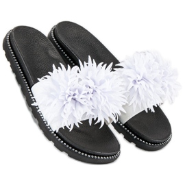 Chaussons à pompon blanc 1