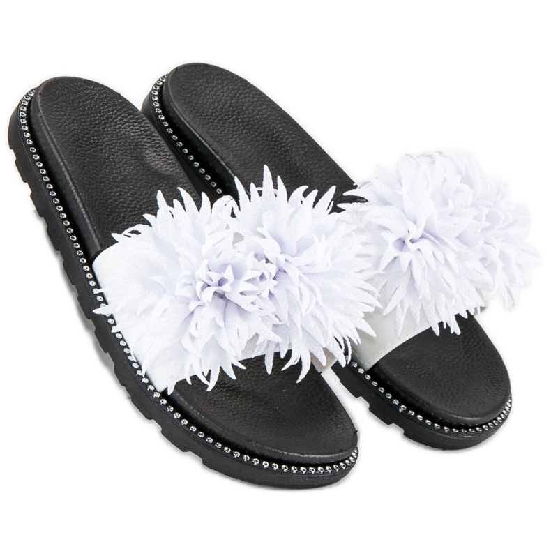 Chaussons à pompon blanc 1