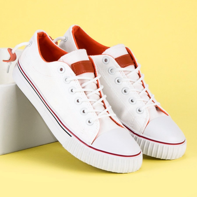 Des baskettes blanches 1