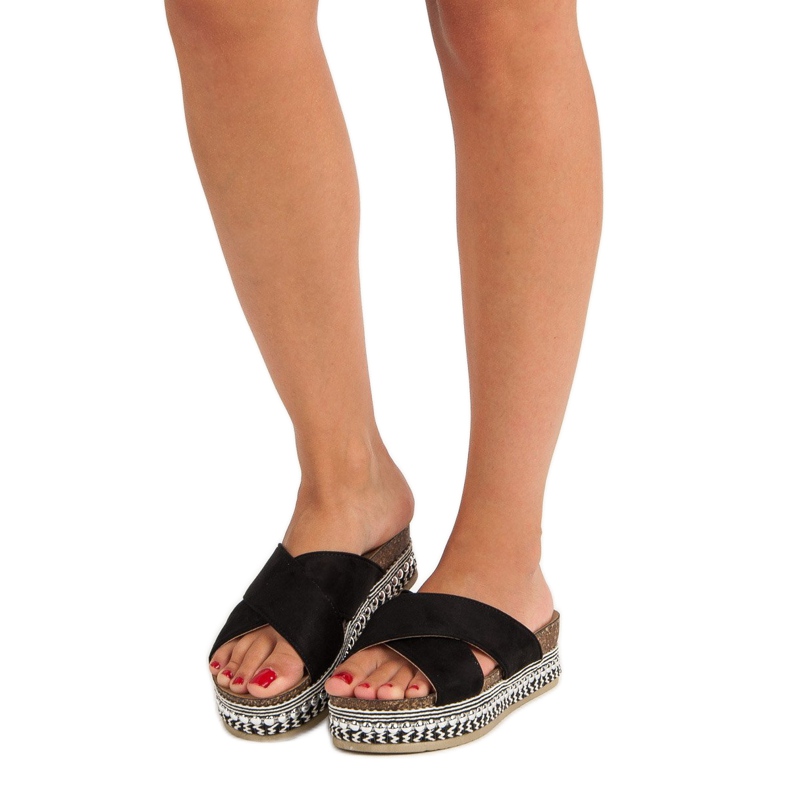 Des pantoufles noires sur la plate-forme 1