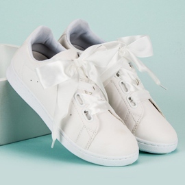 Baskets en daim avec ruban blanche 5