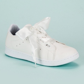 Baskets en daim avec ruban blanche 2