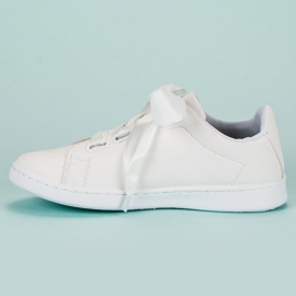 Baskets en daim avec ruban blanche 3