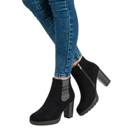 Filippo Bottines noires sur le poteau le noir 2