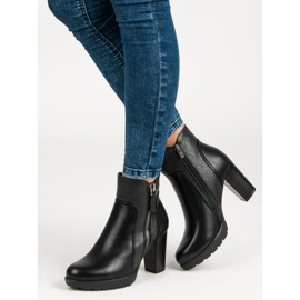 Filippo Bottines noires sur le poteau 1