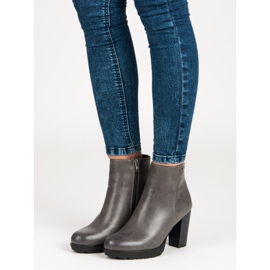Filippo Bottes en graphite sur le poteau gris 1