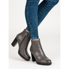 Filippo Bottes en graphite sur le poteau gris 2