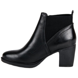 Bottes élégantes sur le poste noir 1