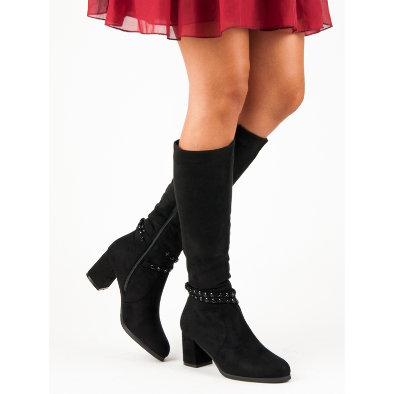 Bottes en daim sur le poteau le noir 2