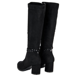 Bottes en daim sur le poteau le noir 4