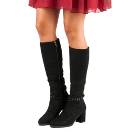 Bottes en daim sur le poteau le noir 1