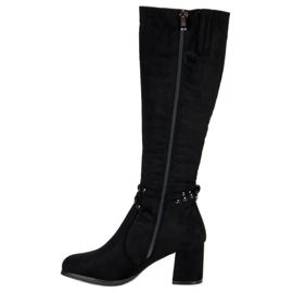 Bottes en daim sur le poteau le noir 3
