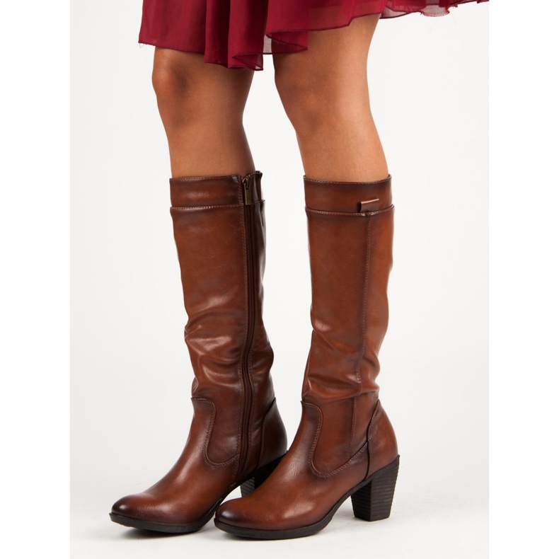 Bottes sur le poste de vinceza brun 1
