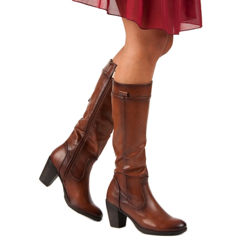 Bottes sur le poste de vinceza brun 2