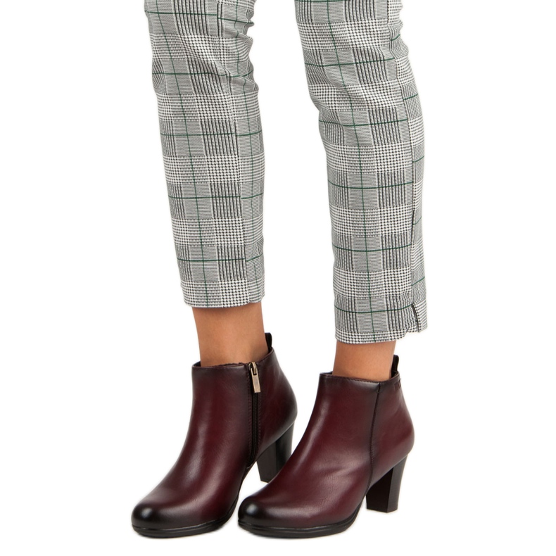 Bottes élégantes sur le poste de vinceza rouge 1