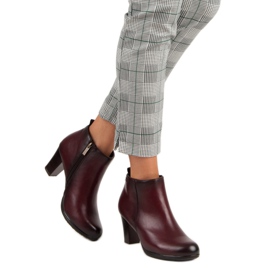 Bottes élégantes sur le poste de vinceza rouge 2