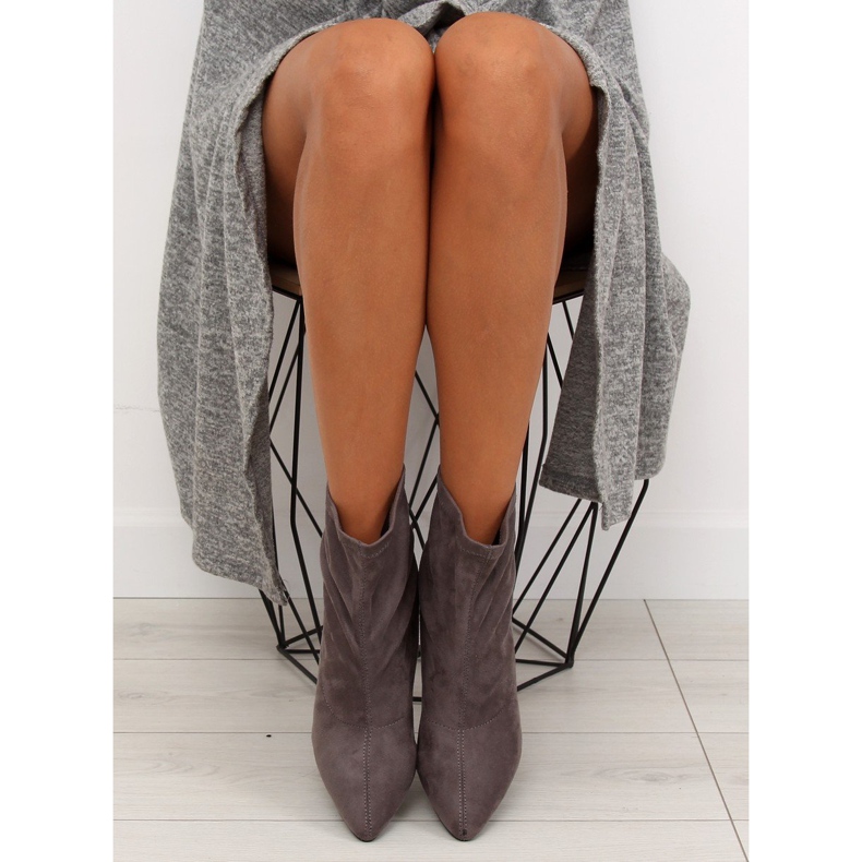 Gris F183 Bottes grises sur un talon 1