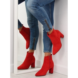 Bottines rouges sur un talon stable 7