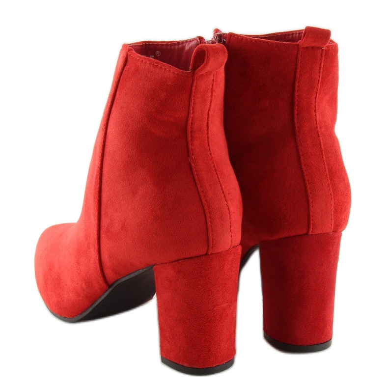 Bottines rouges sur un talon stable 1