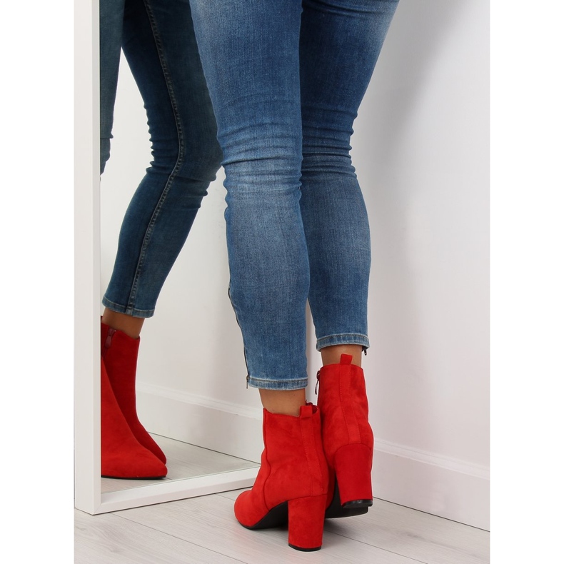 Bottines rouges sur un talon stable 2