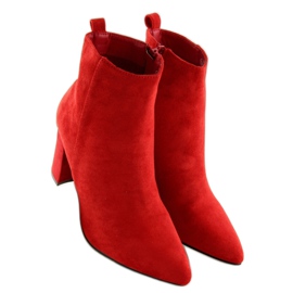 Bottines rouges sur un talon stable 3