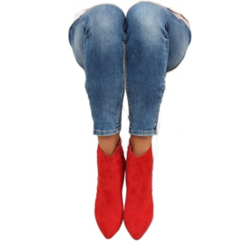 Bottines rouges sur un talon stable 4