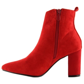 Bottines rouges sur un talon stable 5
