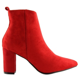 Bottines rouges sur un talon stable 6
